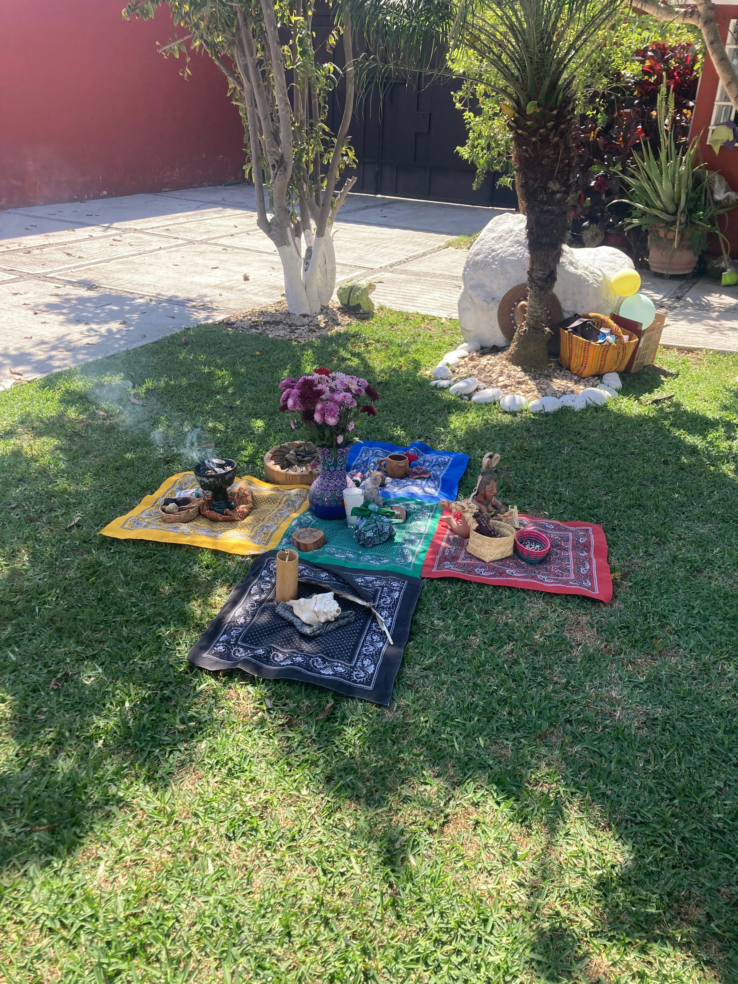Altar y textiles preparados en un jardín