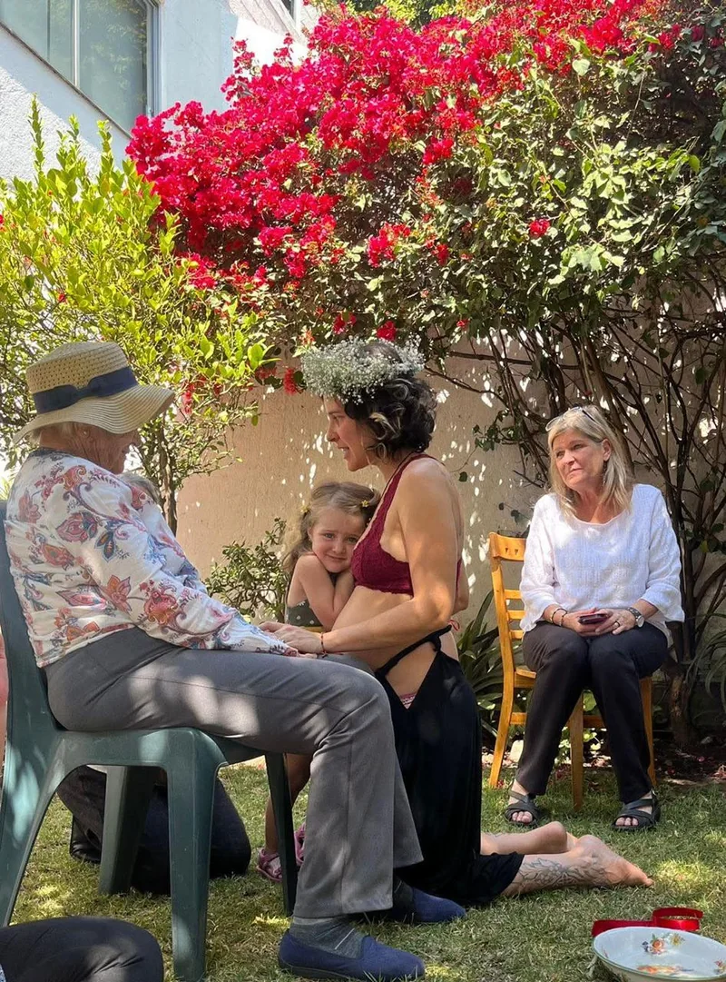 Ceremonia de embarazo acompañada por mujeres y familia