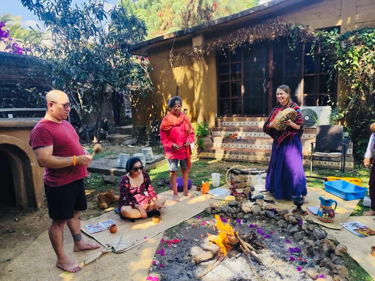 Círculo ritual alrededor de fuego y flores