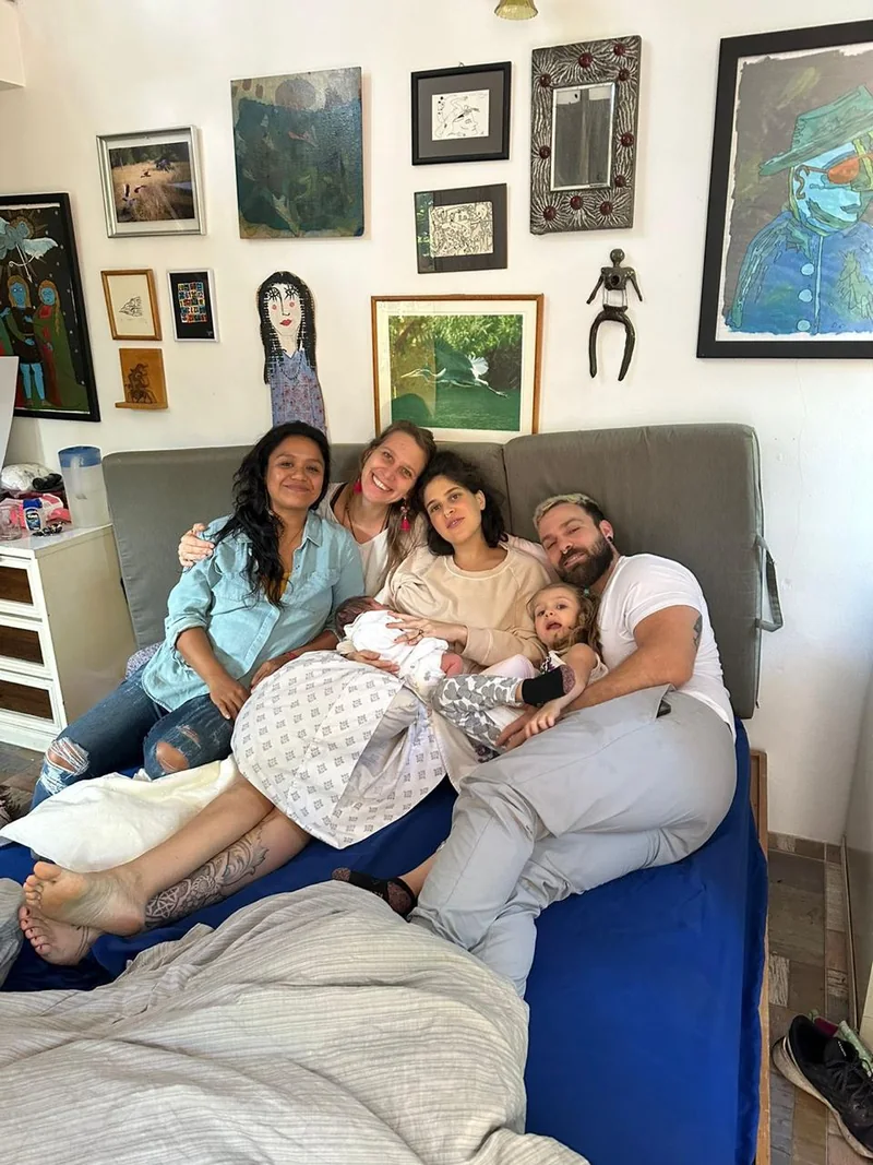 Una familia y sus acompañantes reunidas durante el posparto