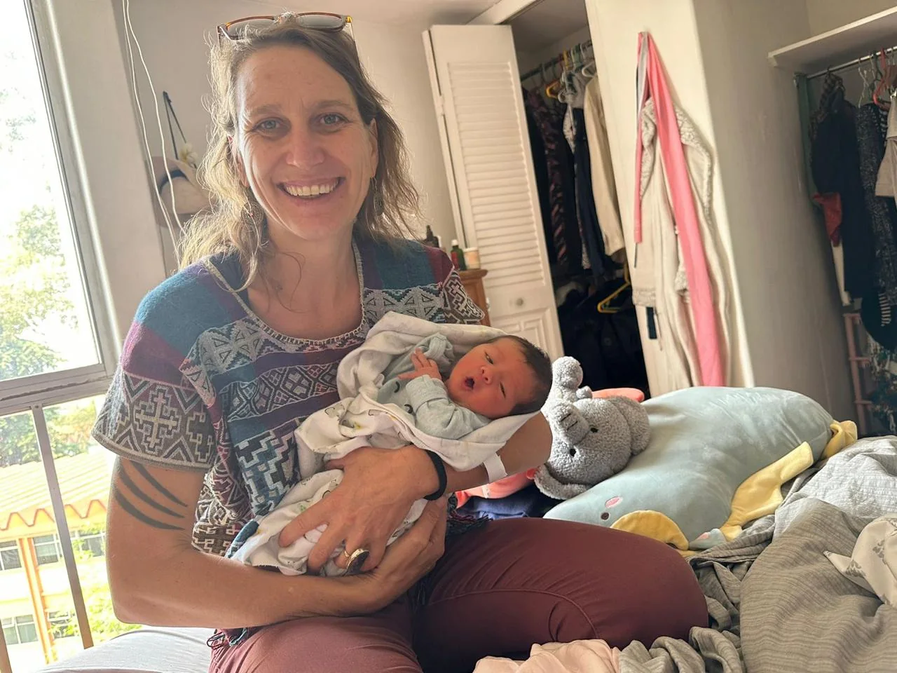Leila sostiene a un bebé recién nacido