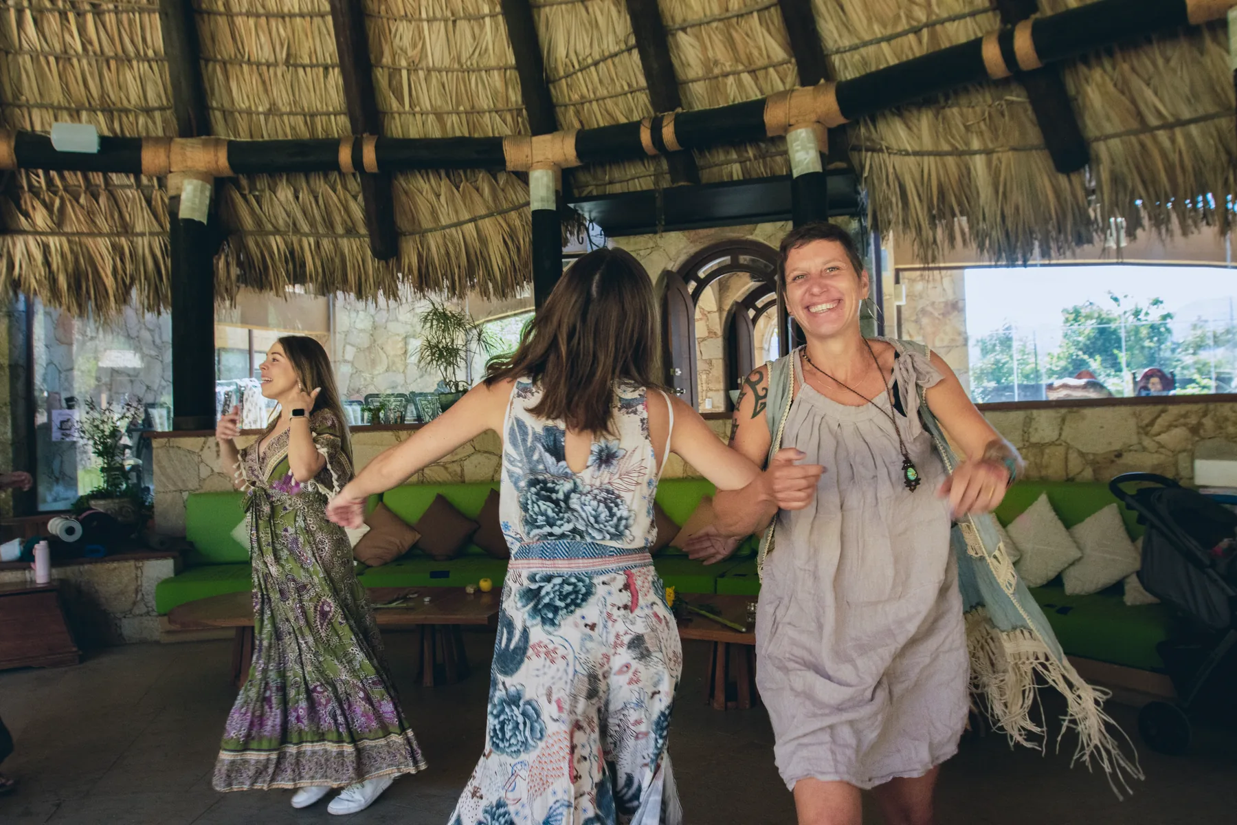 Leila baila junto a otras mujeres durante un encuentro