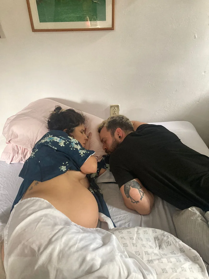 Una pareja se acompaña con ternura durante el nacimiento