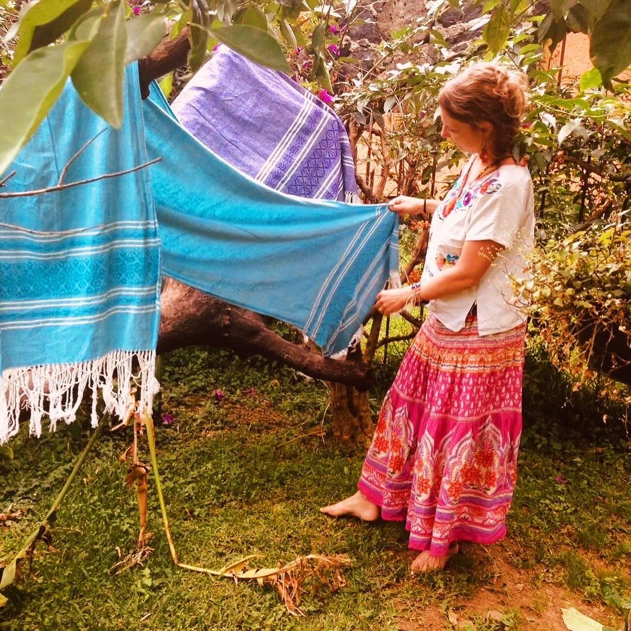 Preparación de un rebozo en un jardín