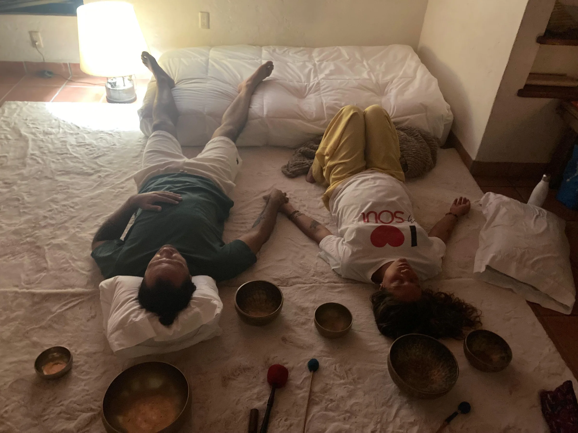Sesión grupal de sonido en un espacio interior